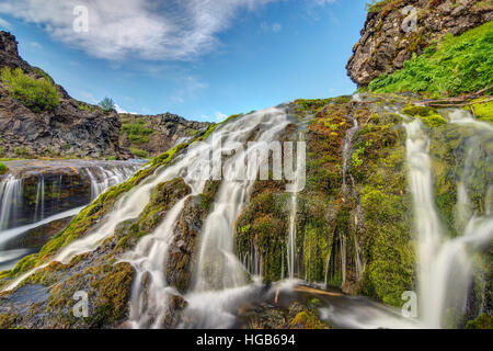 Ein kleiner Wasserfall im Gjain-Tal in Island gesehen Stockfoto