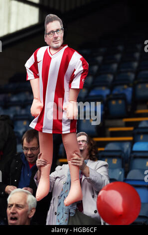 Ein Fan von Stourbridge hält eine Puppe von Manager Gary Hackett bevor die Emirates FA Cup, 3. Runde im Adams Park, Wycombe entsprechen. Stockfoto