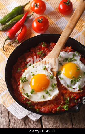 Huevos Rancheros: Spiegelei mit Salsa Closeup in der Pfanne. vertikale Stockfoto