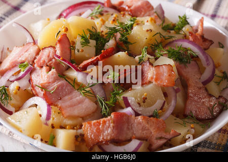 Kartoffelsalat mit Speck und Kräutern in einer Schüssel hautnah. horizontale Stockfoto