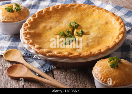 Heißer köstlichen Hühnerpastete in die Auflaufform hautnah auf dem Tisch. Horizontale Stockfoto