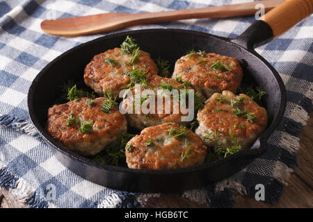 Fischfrikadellen mit Kräuter-close-up in einer Pfanne auf dem Tisch. Horizontale Stockfoto