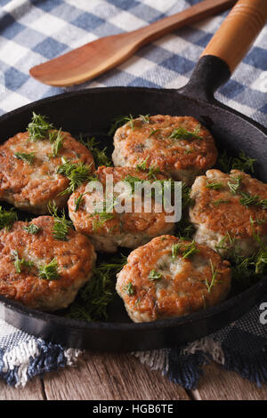 Fischfrikadellen mit Kräuter-close-up in einer Pfanne kochen. vertikale Stockfoto