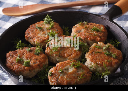 Fischfrikadellen mit Kräuter-close-up in einer Pfanne kochen. Horizontale Stockfoto