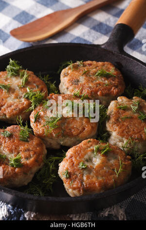 Fischfrikadellen mit Kräuter-close-up in einer Pfanne auf dem Tisch. vertikale Stockfoto