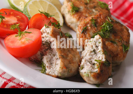 Gebratene Fischfrikadellen mit Kräuter-Makro auf einem Teller. horizontale Stockfoto