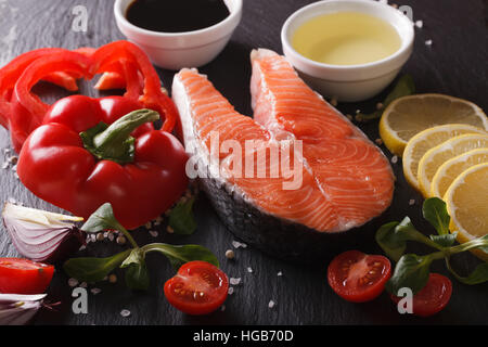 Roher Lachs Steak und Zutaten auf einer Tafel an Bord Closeup. Horizontale Stockfoto