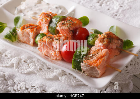 Lecker Lachs Kebab mit Gemüse auf einem Teller auf den Tisch. horizontale Stockfoto