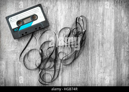 Audio-Kassette ausgerollt Hintergrund Holz Vintage entrollen kompakten Kassette Playlist Magnavox Stockfoto