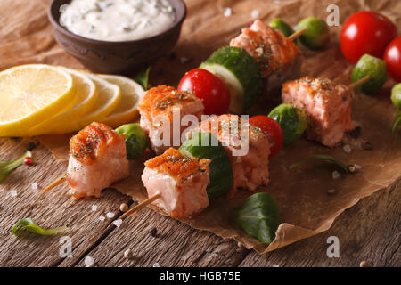 Kebab Sauce Tartar, Lachs und Gemüse close-up auf dem Tisch. horizontale Stockfoto