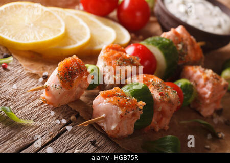 Gegrillter Lachs und Gemüse auf Spieße Nahaufnahme auf dem Tisch. horizontale Stockfoto
