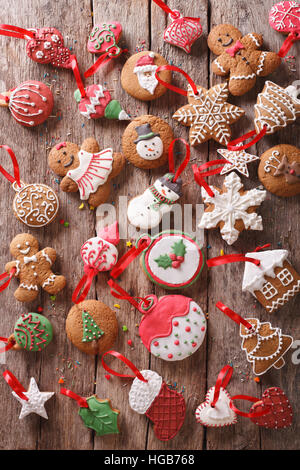 Weihnachten Lebkuchen auf hölzernen Hintergrund. Vertikale Ansicht von oben Stockfoto