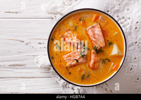 Lachssuppe mit Gemüse und Thymian in weiße Schüssel. horizontale Ansicht von oben Stockfoto