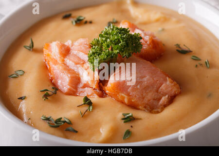 Leckere Cremesuppe mit Lachs Fisch Makro in einer weißen Schale. horizontale Stockfoto