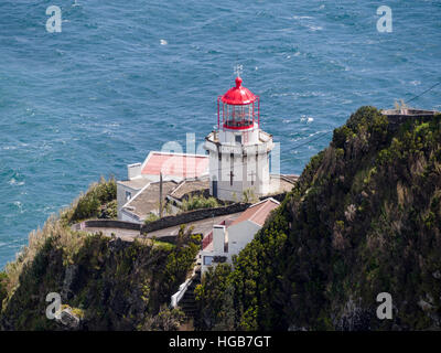 Farol Arnel thront über dem Atlantik unten. Diese alte Leuchtturm südlich von Nordeste, sitzt auf einem Prominatory hoch über einem blauen Atlantik. E Stockfoto