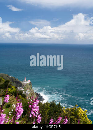 Farol Arnel thront über den offenen Atlantik. Diese alte Leuchtturm südlich von Nordeste, sitzt auf einem Prominatory hoch über einem stampfenden Atlantik Stockfoto