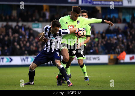 (links-rechts) Millwall Lee Gregory und AFC Bournemouth Tyrone Mings und Andrew Surman kämpfen um den Ball in den Emiraten FA Cup, dritten Vorrundenspiel bei der Höhle, London. Stockfoto