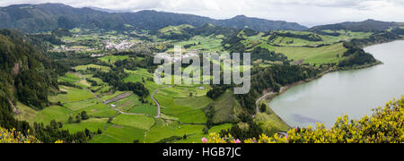 Furnas Stadt, Caldera und Lagoa von oben. Furnas Caldera umgibt die kleine Stadt mit den Bergen im Hintergrund und der See unten. Stockfoto