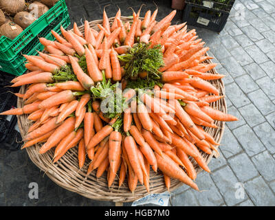 Anzeige der Karotten auf dem Markt. Eine feine Kreisdarstellung frische Karotten auf den Verkauf von der Gruppe auf dem Markt von Ponta Delgada. Stockfoto