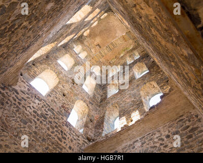 Stein-Glockenturm in St Pere de Rodes. Die gereinigten Stein im Inneren der Glocke Turm des Klosters offen für die Elemente und die Glocke fehlt. Stockfoto