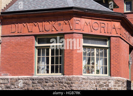 Dimmick Memorial Library 1888 1989. Detail einer alten aus rotem Backstein-Bibliothek, die ursprünglich im Jahre 1890 in Mauch Chunk eröffnet. Jim Thorpe, Pennsylvania, USA Stockfoto