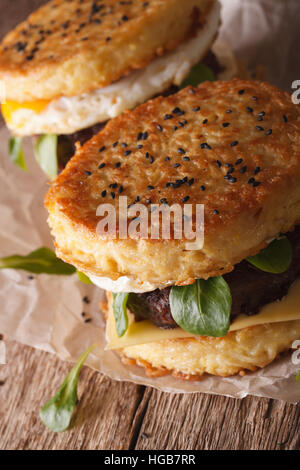 Zwei Ramen-Burger mit Ei und Käse Nahaufnahme auf dem Tisch. vertikale Stockfoto