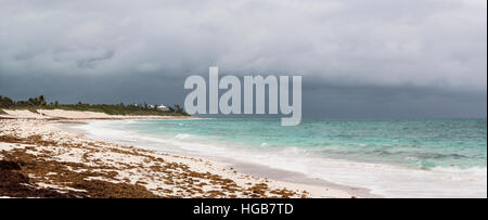 Gewitterhimmel über den Atlantik. Ein Sturm geätzten Strand auf die westlichen Ufer des Elbow Cay überlagert mit einem dunkel und bedrohlich Gewitter nähert sich Stockfoto