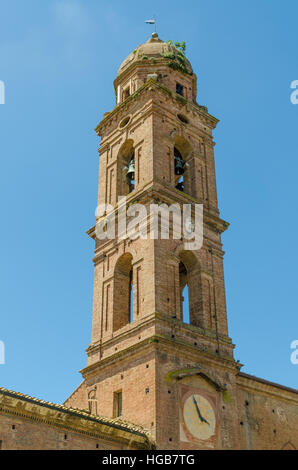 Typischen historischen italienischen Kirchturm mit Glocken und Uhr in Siena, Italien, Europa Stockfoto