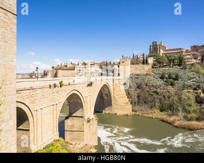 Brücke, Fluss und Kloster in Toledo, Spanien Stockfoto