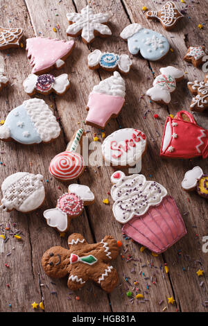Weihnachten Lebkuchen in Pastellfarben Nahaufnahme auf dem Tisch. vertikale Hintergrund Stockfoto