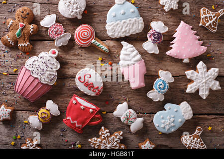 Weihnachten Lebkuchen in Pastellfarben Nahaufnahme auf dem Tisch. Horizontale Draufsicht Hintergrund Stockfoto