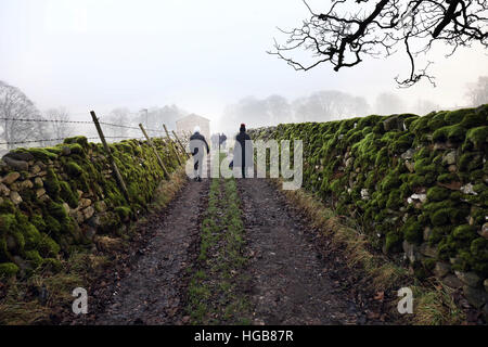 Yorkshire Dales zu Fuß Nebel Nebel gehen Stockfoto