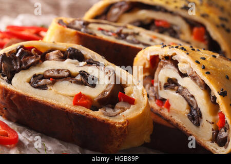 Italienische Küche: Stromboli gefüllt mit Waldpilzen Makro. horizontale Stockfoto