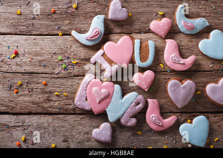 Lebkuchen zum Valentinstag auf einem hölzernen Hintergrund. Horizontale Ansicht von oben Stockfoto