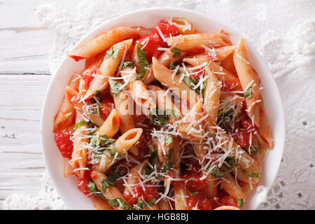 Arrabbiata Pasta Penne mit Parmesan-Käse auf einen Teller Closeup. Horizontale Ansicht von oben Stockfoto