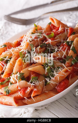 Heißen Arrabiata Nudeln mit Parmesan-Käse auf einen Teller Closeup. vertikale Stockfoto