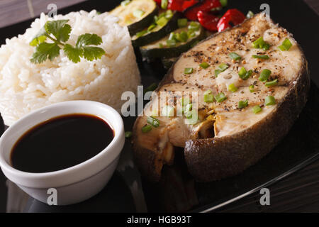 Gebackene Steak, Fisch, Reis und Soja-Sauce auf einer Platte Nahaufnahme. horizontale Stockfoto