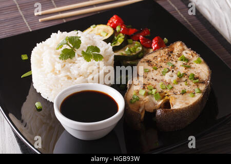 Japanisches Essen: Steak Fisch, Reis und Soja-Sauce auf einer Platte Nahaufnahme. horizontale Stockfoto