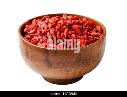 Goji-Beeren in einer Holzschale isoliert auf weißem Hintergrund Stockfoto