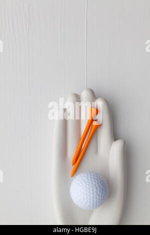 Detail der künstliche Hand mit Golf-Ausrüstungen - flach legen Fotografie Stockfoto