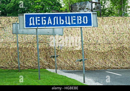 Dnepropetrovsk, Ukraine - 19. Mai 2016: Open-Air-Museum widmet sich der Krieg im Donbass. Von Kugeln und Splitter Wegweiser Stadt Debalzewe durchbohrt Stockfoto