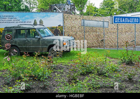 Dnepropetrovsk, Ukraine - 19. Mai 2016: Open-Air-Museum widmet sich der Krieg im Donbass. Ukrainische Streitkräfte militärische Auto Stockfoto