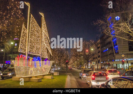 Berlin lohnt sich ein Besuch zur Weihnachtszeit beim Einkaufen auf Berlins berühmten Kurfürstendamm. Stockfoto