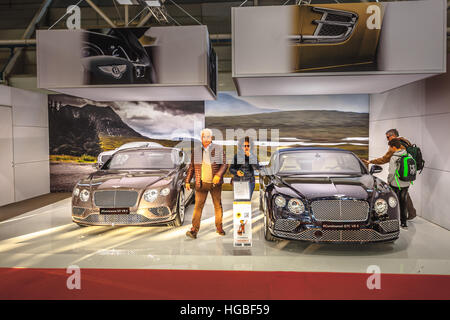 Italien, Bologna motor Show 2016, Menschen auf Bentley-Stand und 2 Modelle Continental GT V8 S Stockfoto