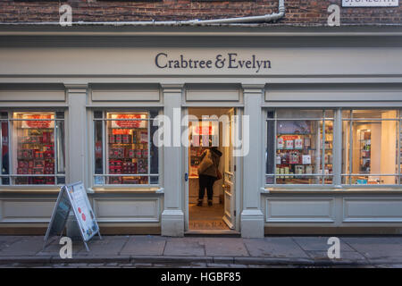 Ladenfront in The Shambles, berühmte mittelalterliche Einkaufsstraße im Stadtzentrum von York, UK Stockfoto