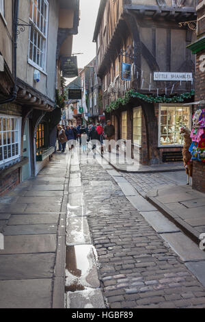 Straßenszene in Winter, The Shambles York Stadtzentrum, Yorkshire UK Stockfoto