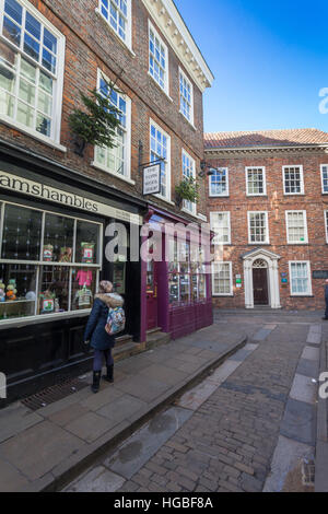 Straßenszene in Winter, The Shambles York Stadtzentrum, Yorkshire UK Stockfoto