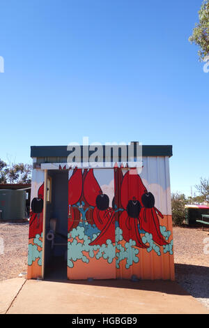 Outback dunny gemalt mit der Sturt Desert Pea Wandbild, Iron Knob, South Australia. Keine PR Stockfoto