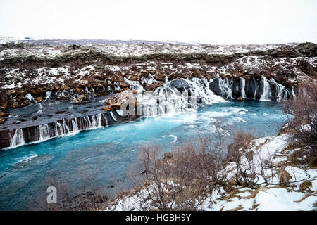 Hraunfossar Wasserfälle (Lava Falls) entlang des Flusses Hvita in Island Stockfoto
