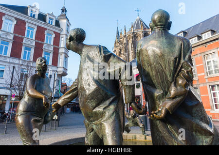 Aachen, Deutschland - 27. Dezember 2016: Bronzestatue Geldumlauf in Aachen mit nicht identifizierten Personen benannt. Aachen ist eine Kurstadt in Nordrhein-Westfalen und war Stockfoto
